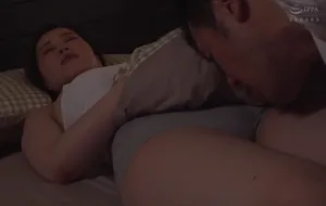 3 ngày chồng yêu đi công tác, cô vợ ở nhà nữa đêm bị bố ông chồng mò vào phòng