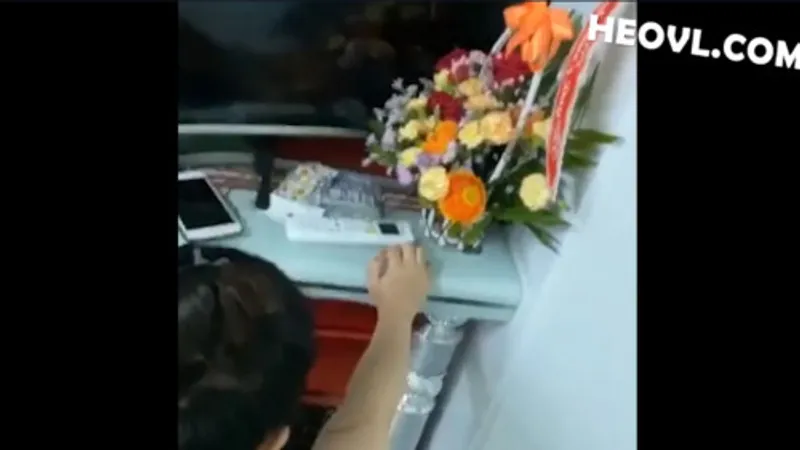 Không chịu đi tắm vì nứng lồn quá cần xxx luôn !