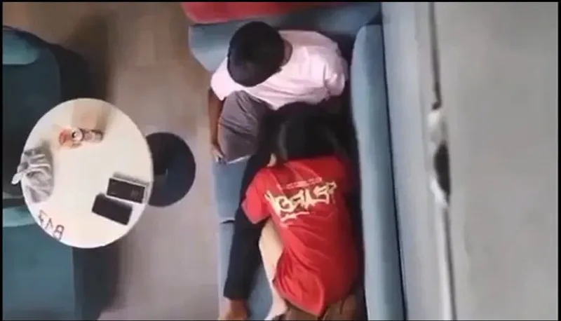 Quay lén cô bạn gái liếm bú cho người tình nơi công cộng