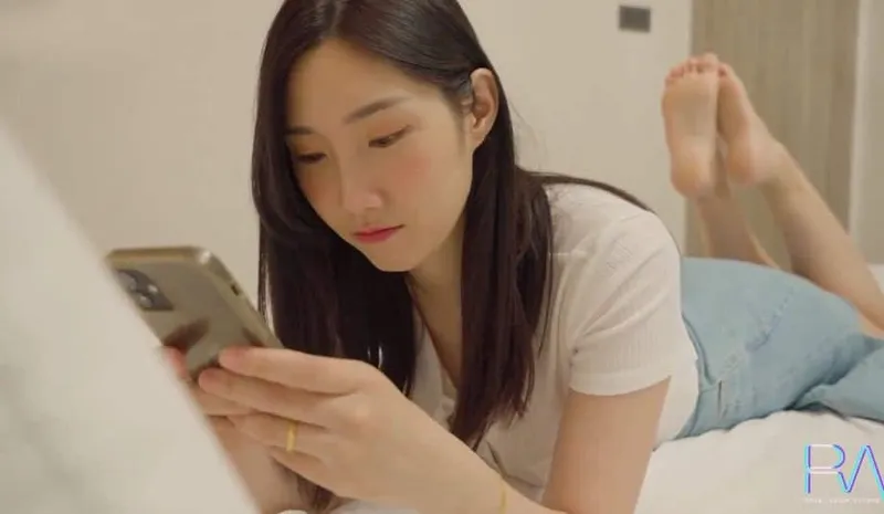 Xinh đẹp nhưng vẫn bị người chồng "đi ngoài", bà xã buồn tình cho anh giao hàng quan hệ luôn