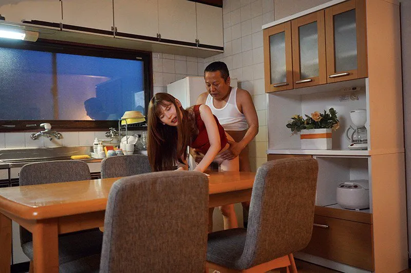 Con gái bị anh xã mới của mẹ nện mỗi ngày, cho dù đã có người yêu