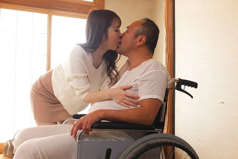 Con dâu hiếu thảo chăm sóc bố ông chồng tàn tật
